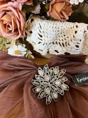 Vintage 90s rhinestone floral brooch – Kenilworth sample